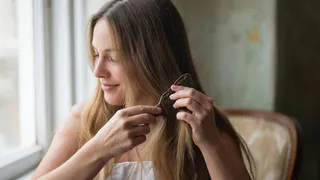 Добавляю всего ложку в шампунь — и волосы как после ламинирования: стали блестящие, шелковистые и мягкие — и всё это за сущие копейки