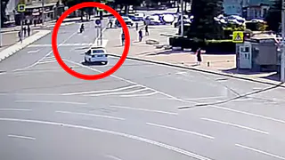 Момент столкновения мотоциклиста и легковушки попал в камеру наружного наблюдения