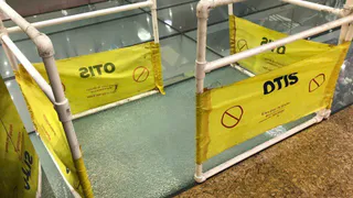 Риск провала - посетители ТЦ Премьер обеспокоены треснувшим полом