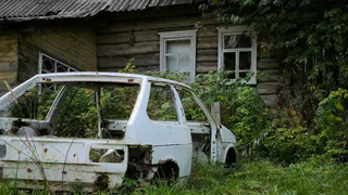 В Златоусте решили угнать стоящую на кирпичах машину