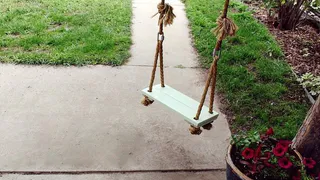 В Татарстане ребенок погиб на качелях