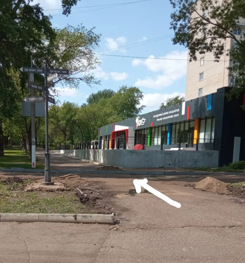 «Почему на Школьном бульваре положили бордюры на данном перекрёстке?»