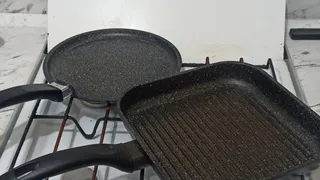 Натираю сковороды - и жир с нагаром отваливаются кусками: лайфхак без запаха и химии