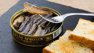 Разминаю шпроты вилкой – и гора вкуснющей закуски готова: даже гурманы пищат от удовольствия