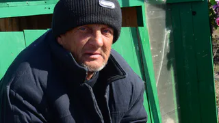 Почему человек живет на кладбище? Рассказывает администрация села Льгово