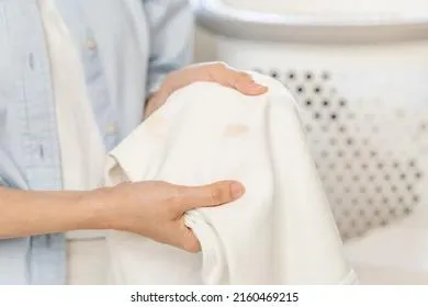 Как легко и быстро вывести с одежды пятна от пота