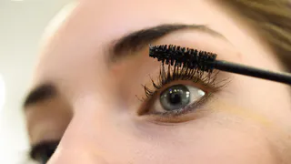 Обычная тушь способна творить чудеса: как новый лайфхак заменил салоны красоты и стал вирусным