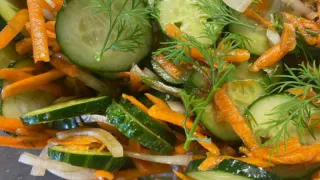 Можно смело есть даже на ночь в любых количествах. Простой салат из огурцов: хитрость в заправке