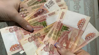 И работающим, и неработающим. Эту сумму выдадут всем пенсионерам с 1 марта