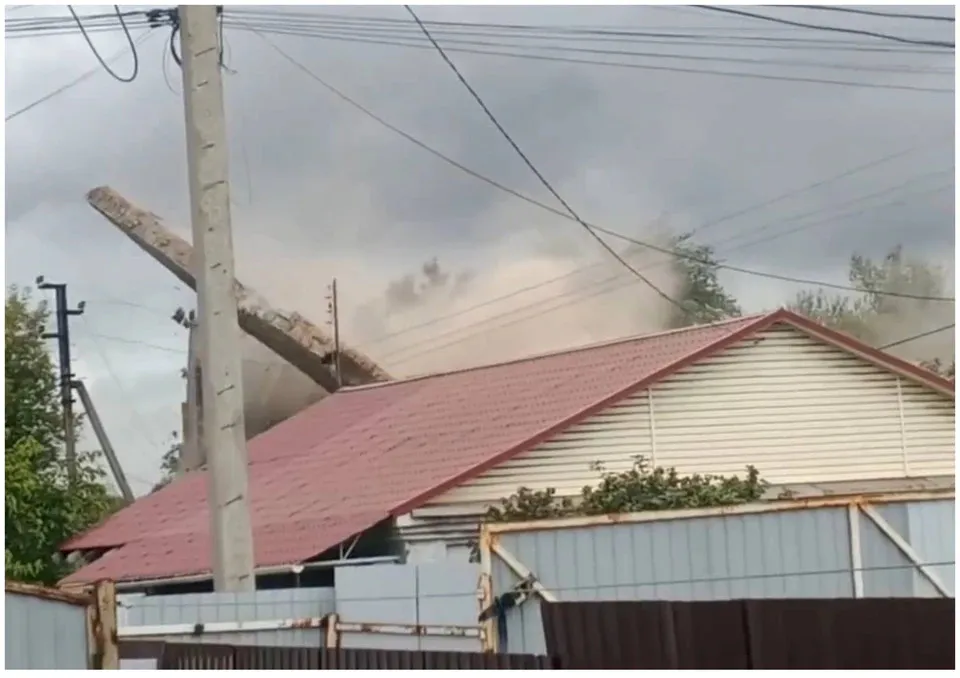 Стена заброшенного техникума Магнитогорска во время сноса рухнула на ЛЭП