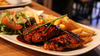 Истекает соком: Шеф-повар подсказал необычный способ жарки куриной грудки – сочное мясо тает во рту