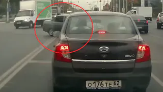 Токийский дрифт на перекрестке: рязанец напугал водителей возле светофора (ВИДЕО)