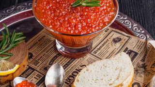 Всё хорошее и недорогое в Светофоре сметается: покупатели рассматривают икру лососевую за 93 руб - лучший вариант для праздничных закусок