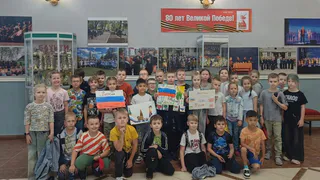 Ко Дню России школьники Владимира подготовили выставку патриотичных рисунков