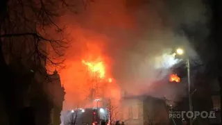 В Магнитогорске вспыхнул пожар в пустом здании бывшего ремесленного училища