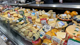 Увидела, как ребенок кусает сыр в супермаркете: теперь осматривать все куски буду только так