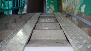 "Мы платим за уборку, которой нет": рязанка пожаловалась на грязь в подъезде