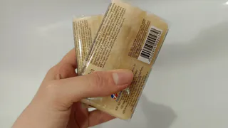 Беру хозяйственное мыло и еще 5 капель средства – желтизна с подоконника испаряется: сверкает как новенький