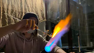 Как делают елочные игрушки: рассказывает мастер стеклодув