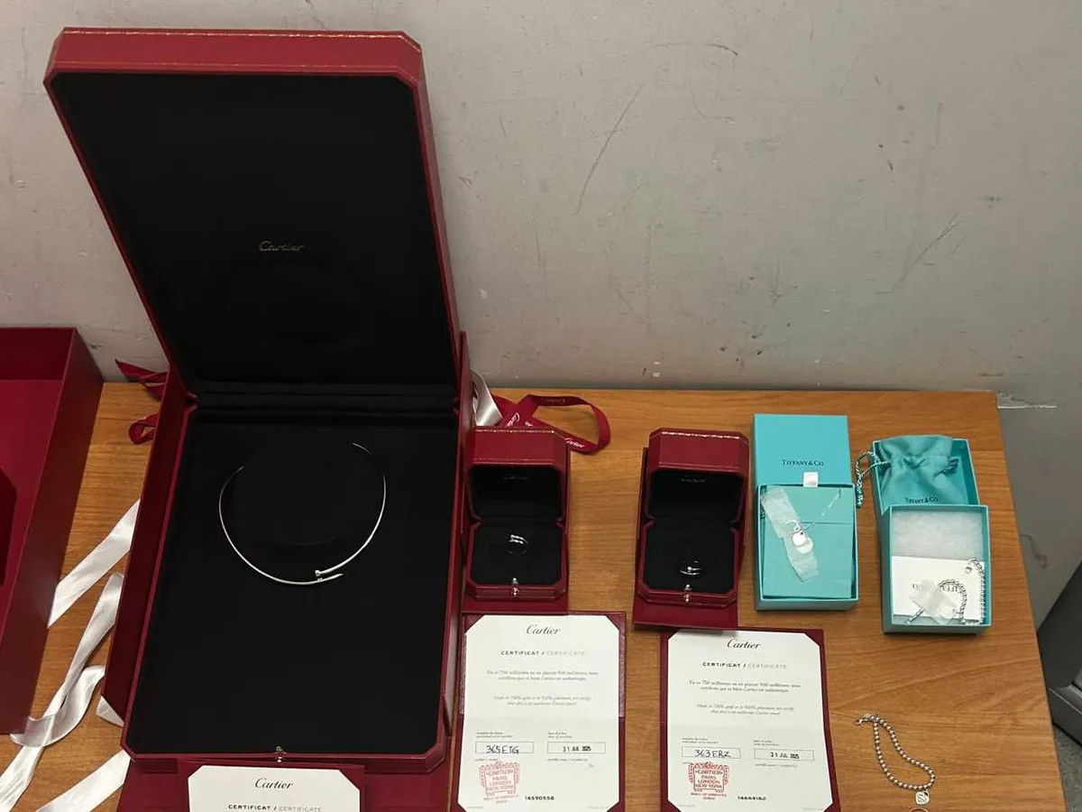 В татарстанском аэропорту у пассажирки изъяли ювелирные изделия за 1,6 млн рублей