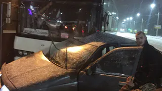 На Спортивной столкнулись автобус и легковой автомобиль