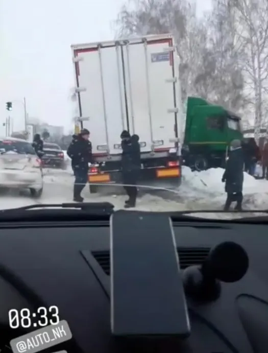 В Нижнекамске фура сбила людей, которые шли вдоль дороги