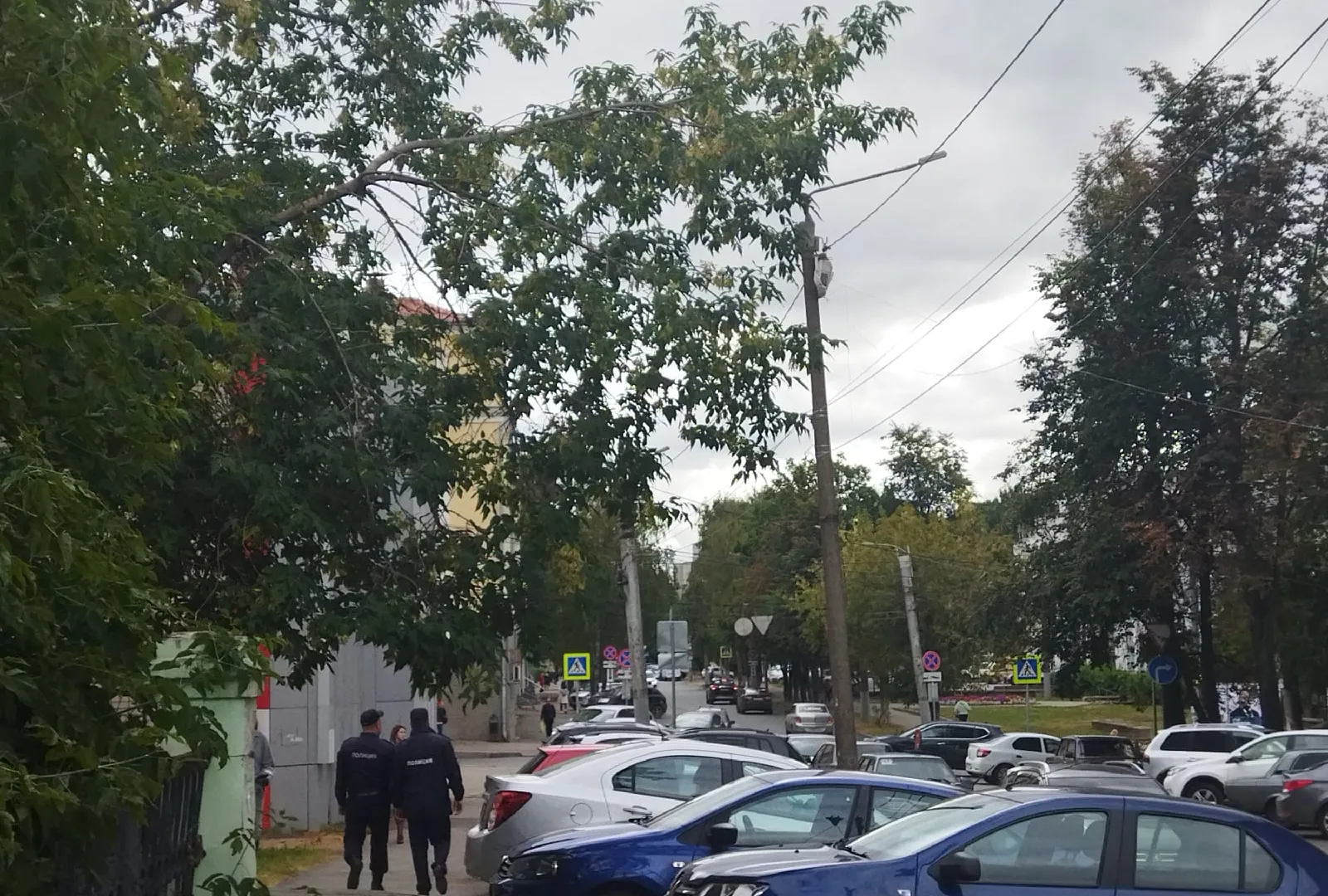 В центре Рязани мужчина вытащил смартфон из кармана уснувшего парня