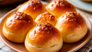 Начинка не течет, а булочки становятся пуховыми: с этим рецептом дома у вас выйдет вкуснее, чем в популярной пекарне