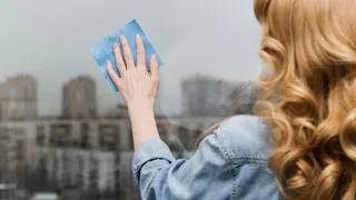 1 колпачок в воду — и окна мыть до осени не нужно: сияют чистотой как слеза, никаких разводов — супер-лайфхак