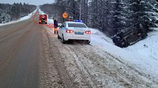 На трассе в Коми опрокинулась машина с подростком