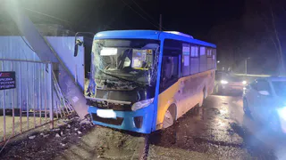 В Рязани автобус врезался в забор