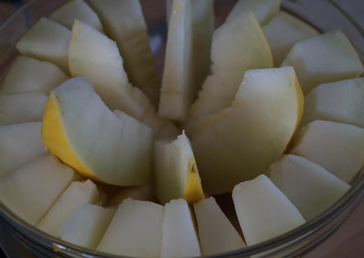 Что категорически нельзя есть с дыней: опасные сочетания, которые превратят сладость в угрозу для пищеварения