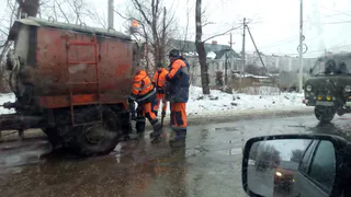 В Дядьково кладут асфальт в снегопад (0+)