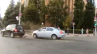 Момент столкновения Лифана и Мерседеса на площади Ленина попал на видео