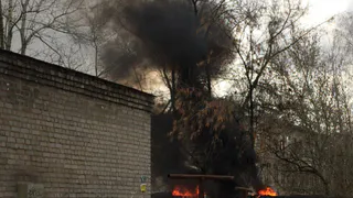 В Рязани у школы № 33 в пожаре чуть не взорвался автомобиль