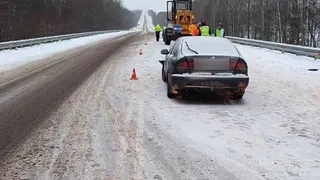 Под Навлей Toyota Corolla влетела в автогрейдер