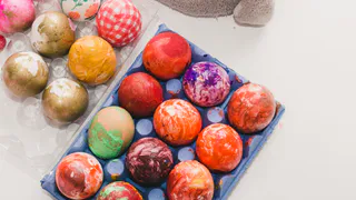 Пасхальные яйца с эффектом мрамора: как сделать яркий декор за 10 минут - от причудливых узоров не оторвать взгляд