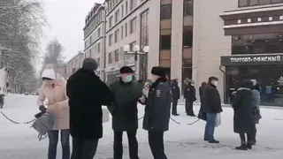 В центре города сотрудники полиции корректно указывают на недопустимость участия в несогласованных акциях