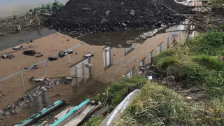 Насыпали и забыли: в поселке Шлаковый рабочие оставили бесхозную гору грунта