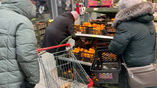 Для чего продавцы "Магнитов" и "Пятёрочек" забирают себе маленькие пакетики из ящиков с бананами