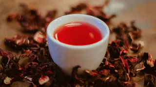 Чай с ароматом лета: как заготовить листья малины по всем правилам