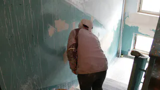 Не капремонт, а травля: подъезды начали красить в морозы токсичными «отварами»