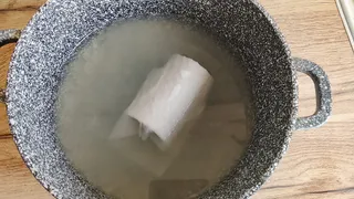 Кипячу туалетную бумагу — и угощение на три дня готово: все соседи это оценили 