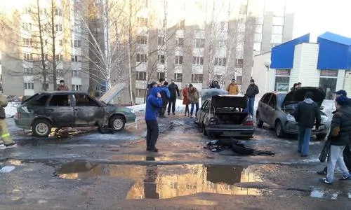 Серийные поджигатели: в Нижнекамске продолжают гореть машины припаркованные возле домов