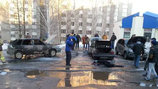 Серийные поджигатели: в Нижнекамске продолжают гореть машины припаркованные возле домов