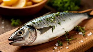 С виду скумбрия, а на вкус лучше семги. Простейший трюк с горчицей превращает недорогую рыбку в деликатес