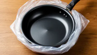 Упаковываю сковороду в полиэтиленовый пакет: вот что поможет избавиться от нагара навсегда – отныне к покрытию ничего не прилипнет