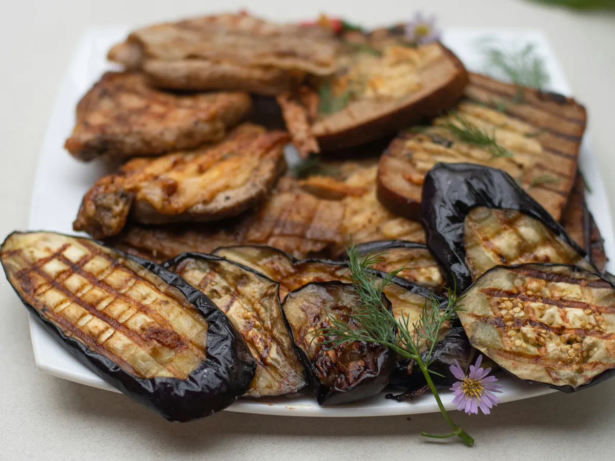 Баклажаны становятся яркими и мягкими — в ход идёт хитрость из советской кухни