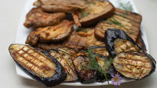 Баклажаны становятся яркими и мягкими — в ход идёт хитрость из советской кухни