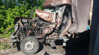 Раздавленная кабина: под Рязанью грузовик превратился в лепешку